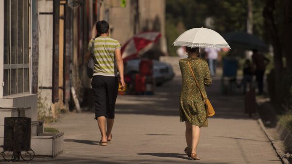 Люди на улицах Бишкека. Архивное фото - Sputnik Кыргызстан