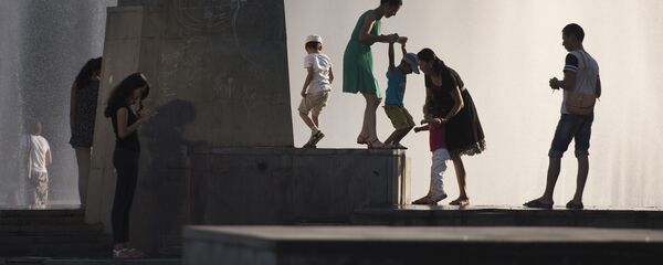 Фонтанда эс алып жаткан шаар тургундары. Архив - Sputnik Кыргызстан