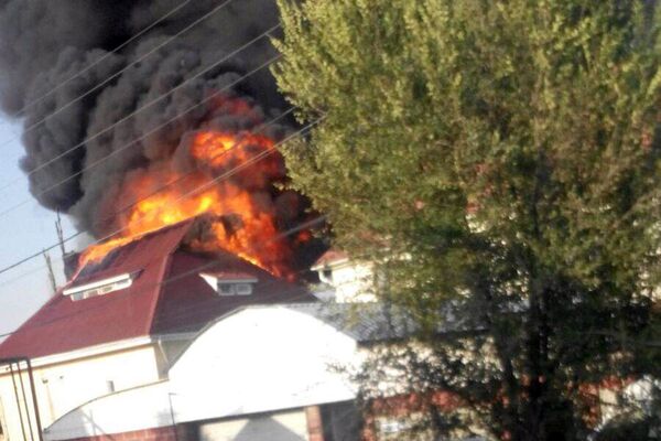 Перестрелка в центре Бишкека продолжается, район оцеплен, горит дом - Sputnik Кыргызстан