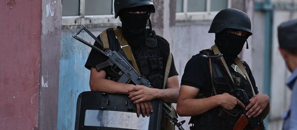 Сотрудники правоохранительных органов во время спецоперации по уничтожению боевиков. Архивное фото Сотрудники правоохранительных органов во время спецоперации по уничтожению боевиков. Архивное фото - Sputnik Кыргызстан