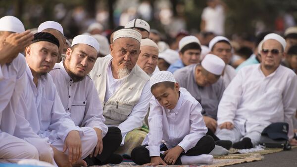 Мусульмане на праздничном айт намазе в Бишкеке. Архивное фото - Sputnik Кыргызстан