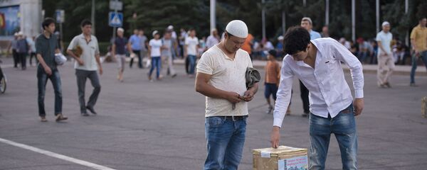 Битир-садага берип жаткан адамдар. Архив - Sputnik Кыргызстан