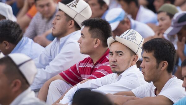 Участники утреннего Айт-намаза на площади. Архивное фото - Sputnik Кыргызстан