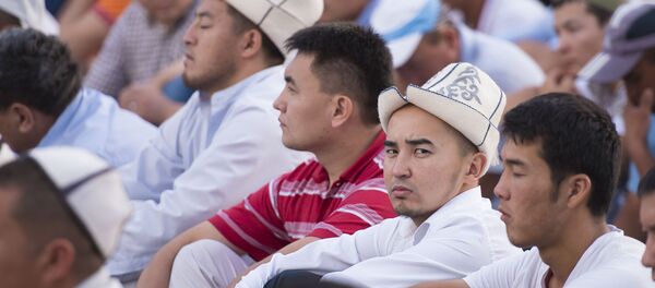 Верующие мусульмане во время намаза. Архивное фото - Sputnik Кыргызстан