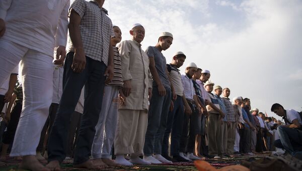 Верующие мусульмане во время праздничного Айт намаза на старой площади в Бишкеке. Архивное фото - Sputnik Кыргызстан