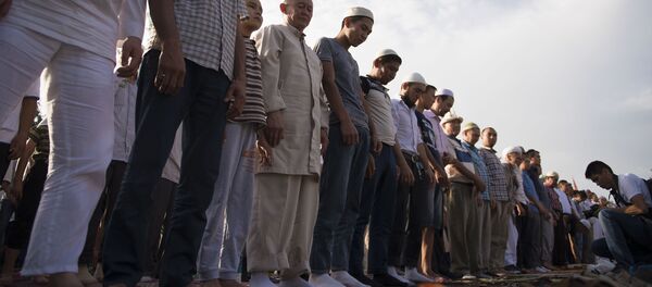 Верующие мусульмане во время праздничного Айт намаза на старой площади в Бишкеке. Архивное фото - Sputnik Кыргызстан