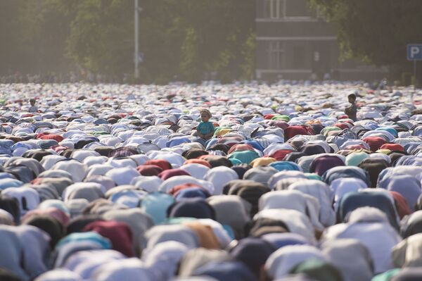 Праздничный Айт Намаз в честь окончания священного месяца Рамазан в центре Бишкека - Sputnik Кыргызстан