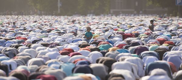 Праздничный Айт Намаз в честь окончания священного месяца Рамазан в центре Бишкека. Архивное фото - Sputnik Кыргызстан