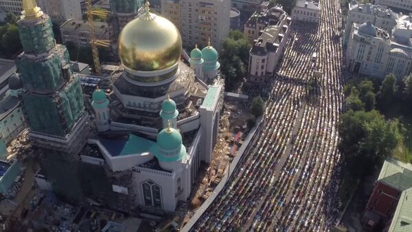 Молящиеся мусульмане заполнили улицы Москвы на празднике Ураза-байрам - Sputnik Кыргызстан