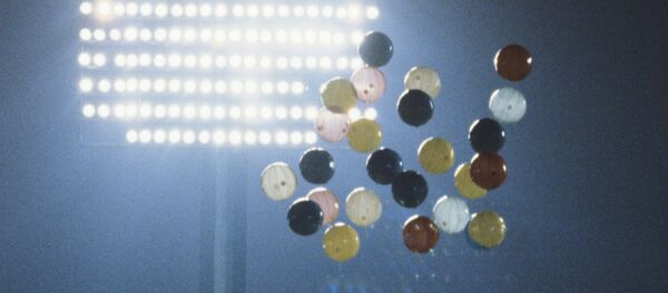 8-метровый мишка, талисман XXII летних Олимпийских игр, в воздухе - Sputnik Кыргызстан