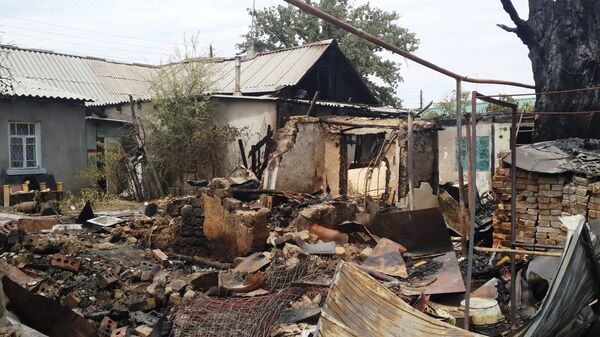 Соседний дом сгоревший во время спецоперации по уничтожению террористов - Sputnik Кыргызстан