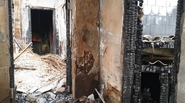 Соседний дом сгоревший во время спецоперации по уничтожению террористов. Архивное фото - Sputnik Кыргызстан
