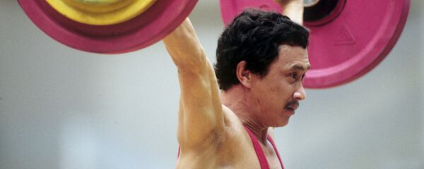 Олимпиада чемпиону, оор атлетика боюнча дүйнөнүн төрт жолку чемпиону Каныбек Осмоналиевдин архивдик сүрөтү - Sputnik Кыргызстан