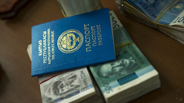 Кыргызстандын жаранынын паспорту жана акча. Архив - Sputnik Кыргызстан