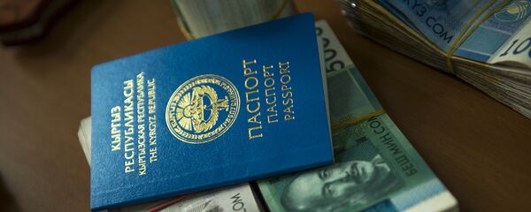 Кыргызстандын жаранынын паспорту жана акча. Архив - Sputnik Кыргызстан