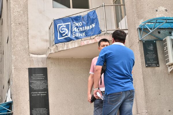 На улице Ауэзова находятся сотрудники правоохранительных органов - Sputnik Кыргызстан