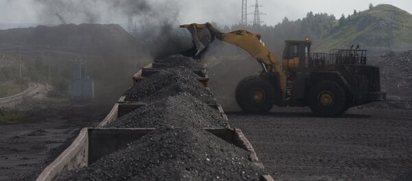 Погрузка угля в вагоны на каменноугольном разрезе. Архивное фото - Sputnik Кыргызстан