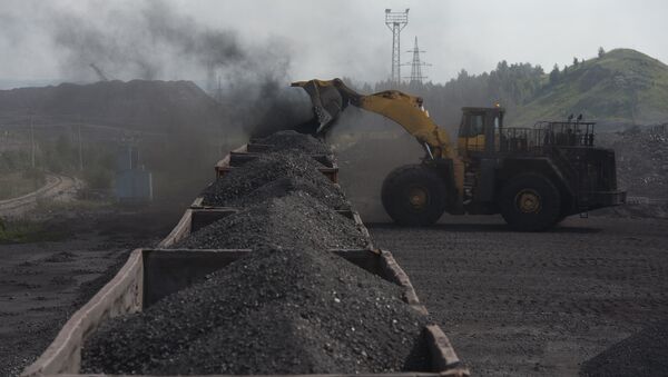 Погрузка угля в вагоны. Архивное фото - Sputnik Кыргызстан