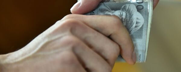 Улуттук валютаны колго берүү. Архив Улуттук валютаны колго берүү. Архив - Sputnik Кыргызстан