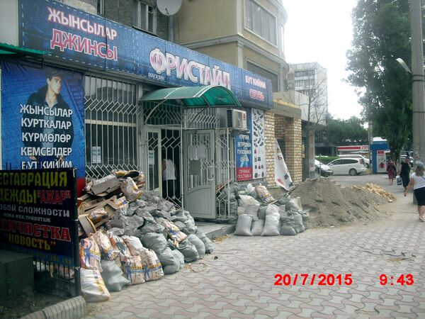Магазин Фристайл (улица Боконбаева, 59) складируют строительные отходы в неустановленном месте. - Sputnik Кыргызстан