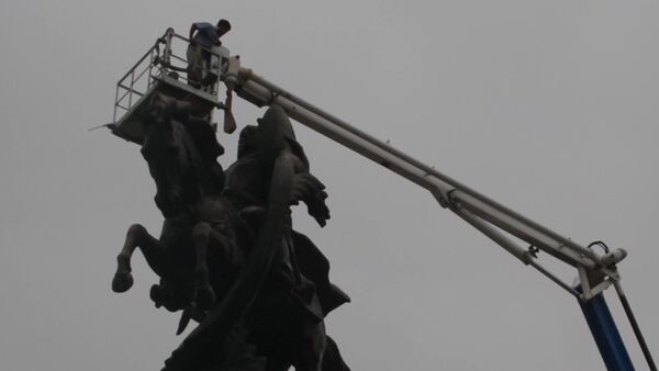 До блеска чистили и мыли памятник Манасу службы столицы - Sputnik Кыргызстан