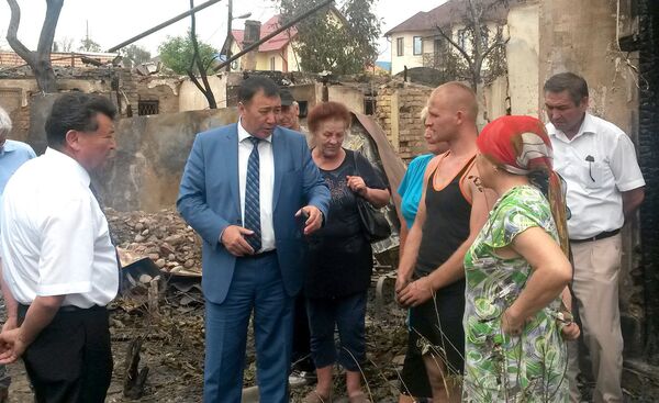 Вице-премьер-министр Абдырахман Маматалиев на месте разрушенных домов ГКНБ провела спецоперации по ликвидации боевиков ИГИЛ. - Sputnik Кыргызстан