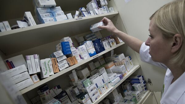 Сотрудница аптеки разбирает лекарства в одной из аптек. Архивное фото - Sputnik Кыргызстан