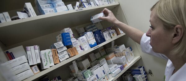 Сотрудница аптеки разбирает лекарства в одной из аптек. Архивное фото - Sputnik Кыргызстан