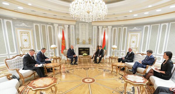 Президент Республики Белоруссия Александр Лукашенко и председатель ОБСЕ Ивица Дачич (в центре слева направо) во время встречи в Минске. Архивное фото - Sputnik Кыргызстан