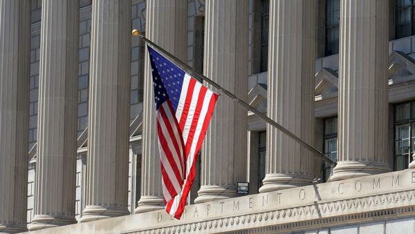 Государственный флаг США на здании министерства торговли в Вашингтоне (округ Колумбия). Архивное фото - Sputnik Кыргызстан