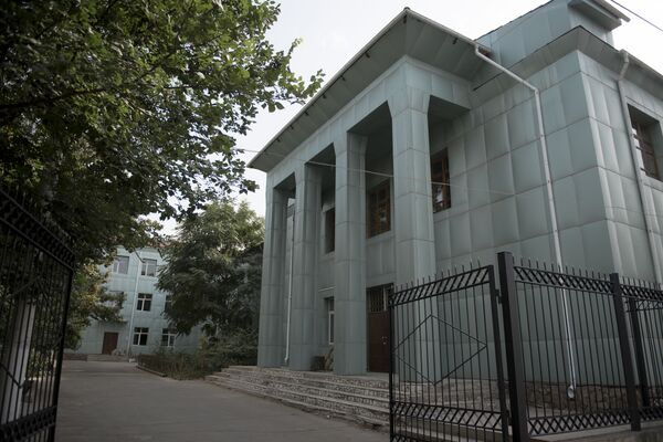 Здание столичной гимназии № 29 обшитая алюкобондом. Архивное фото - Sputnik Кыргызстан