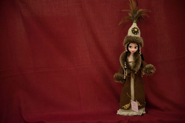 Куклы в национальных одеждах ручной работы. Архивное фото - Sputnik Кыргызстан