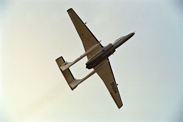 СУ-80 во время полета на VI Международном авиакосмическом салоне МАКС-2003. Особенность самолета — в его конвертируемости, то есть возможности быстрого переоборудования из пассажирского варианта в грузовой и обратно - Sputnik Кыргызстан