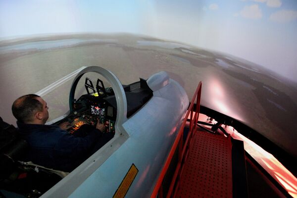 Летчик в кабине специализированного тренажера самолета Су-27 во время подготовки к полетам - Sputnik Кыргызстан