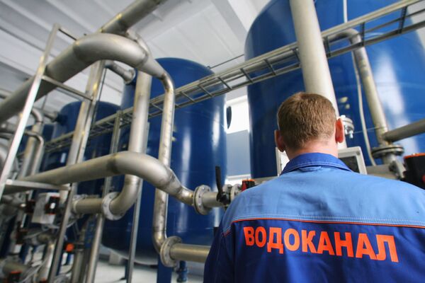 Сотрудник Водоканала проверяет систему трубопроводов. Архивное фото - Sputnik Кыргызстан