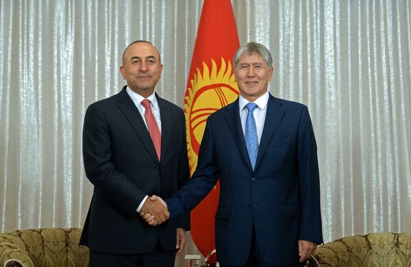 Президент Алмазбек Атамбаев принял министра иностранных дел Турции Мевлюта Чавушоглу. - Sputnik Кыргызстан