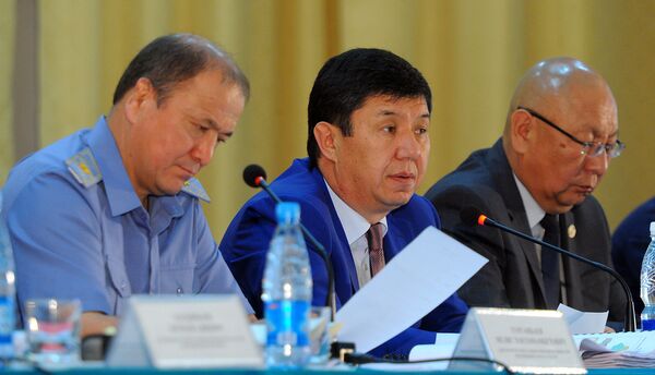 Премьер-министр Кыргызской Республики Темир Сариев и министр внутренних дел Мелис Турганбаев. Архивное фото - Sputnik Кыргызстан