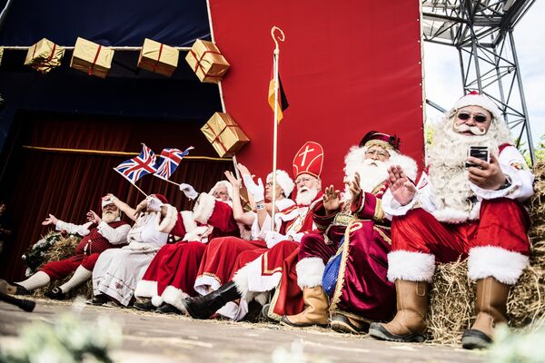 В Копенгагене открылся ежегодный Всемирный конгресс Санта-Клаусов. Поделиться опытом и обсудить подготовку к предстоящим зимним праздникам приехали 125 участников из 15 стран мира - Sputnik Кыргызстан