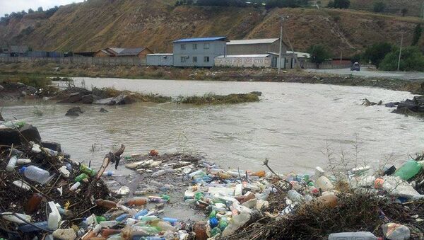 Из-за выброса мусора в реку, который засоряет водосточные системы, жилой массив Верхний Кок-Жар может быть затоплен вышедшей из берегов рекой Аламудун - Sputnik Кыргызстан