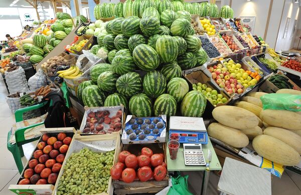 Торговля фруктами и овощами на рынке. Архивное фото - Sputnik Кыргызстан