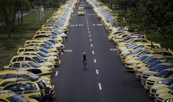 Uber мобилдик системасына каршылыгын көрсөткөн миңдей таксист Рио-де-Жанейронун көчөлөрүн тосушту. Беш чакырымга созулган митингчилер аэропортко кетчү шаардын негизги көчөсүн жабышкан. Таксисттер өкмөттөн лицензия албай туруп жүргүнчү ташыган кызматтар көрсөтүүлөрдү жабууну талап кылышууда. - Sputnik Кыргызстан