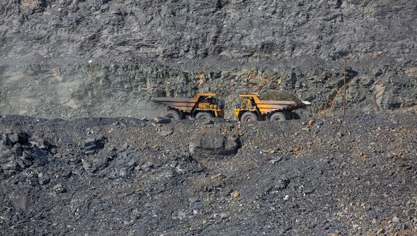 Добыча золотосодержащей породы на руднике. Архивное фото - Sputnik Кыргызстан