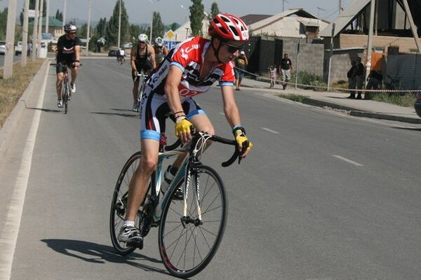 Спортсмены пробежали 5 километров, затем еще 20 проехали на велосипедах и в завершение снова пробежали дистанцию в 2,5 километра. - Sputnik Кыргызстан