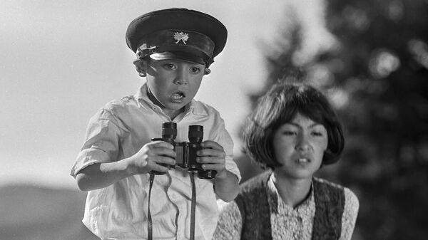 Роль Мальчика для Нургазы Сыдыгалиева была дебютной, через год он снимется в фильме Птицы наших надежд в роли Тимура - Sputnik Кыргызстан