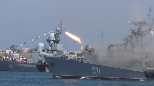 Залпы орудий, парад моряков и фейерверк – как отпраздновали День ВМФ в России - Sputnik Кыргызстан