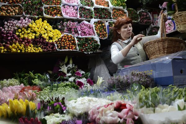 Продажа цветов в магазине. Архивное фото - Sputnik Кыргызстан