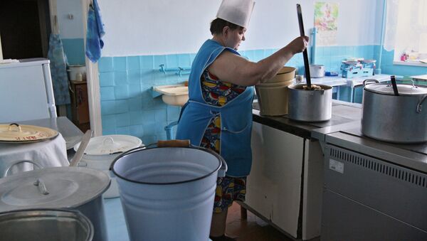 Повар раскладывает обед по группам на кухне. Архивное фото - Sputnik Кыргызстан