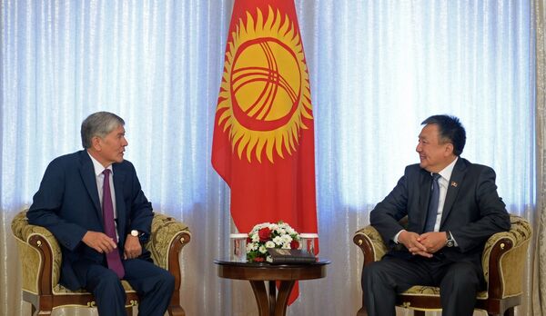 Президент Алмазбек Атамбаев встретился с Торага Жогорку Кенеша Асылбеком Жээнбековым. - Sputnik Кыргызстан