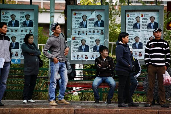 Предвыборная агитация на улицах Бишкека накануне парламентских выборов - Sputnik Кыргызстан