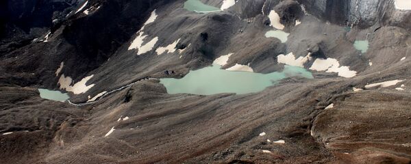Тийиштүү мекемелердин адистеринен жана Ала-Арча паркынын өкүлдөрүнөн турган ыкчам топ Чүй облусунун бийик тоолорунда жайгашкан көлдөргө аэровизуалдык көзөмөл жасаган. - Sputnik Кыргызстан